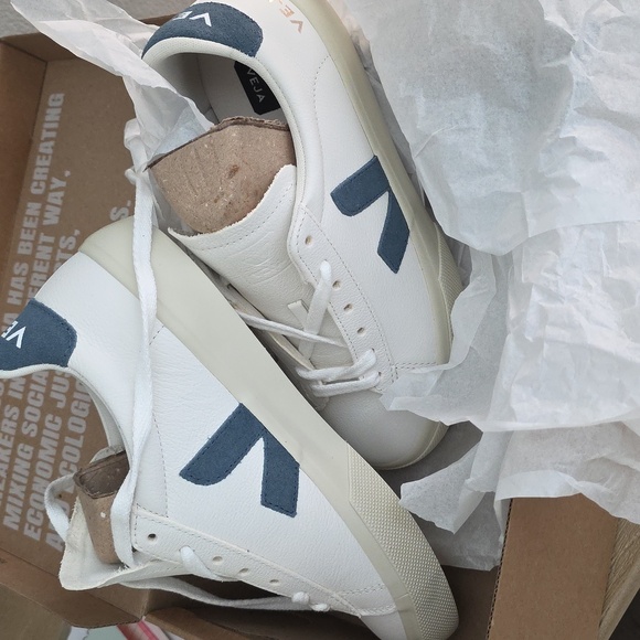 Veja White Sneakers with Blue Accents Size 7.5 NEW - Picture 7 of 8